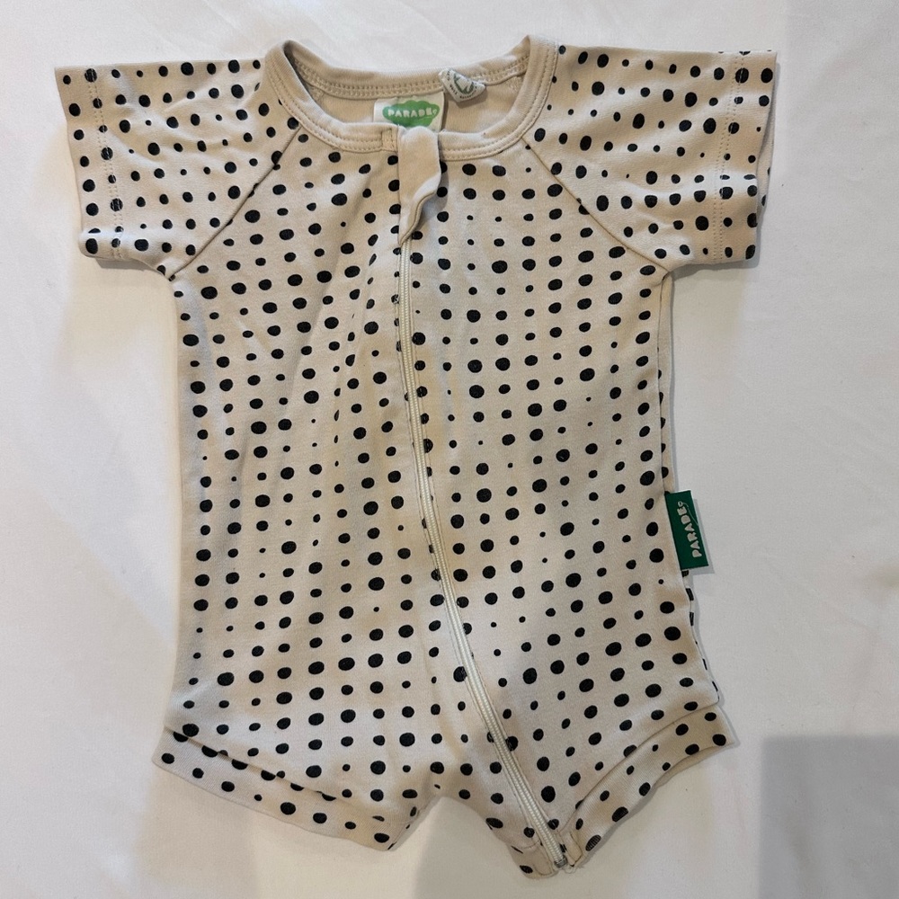 Parade Organics romper / sleeper with polka dots